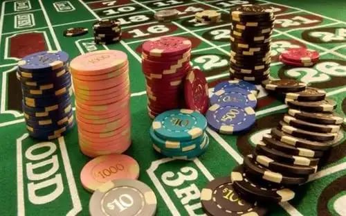 Cashback promo showing player receiving refund for losses